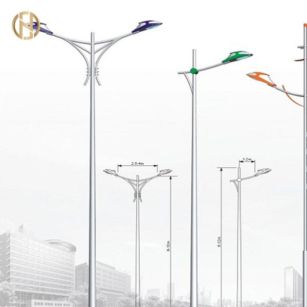 Aanpasbaar elektrisch buitenshuis zonne-lichtstraat pole ontwerp met warm-dip gegalvaniseerde coating