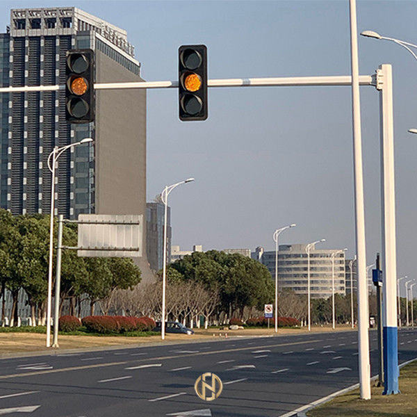 Hete Onderdompelings Gegalvaniseerd Verkeerslicht Pool 4M 6M 8M For Traffic Control Systeem